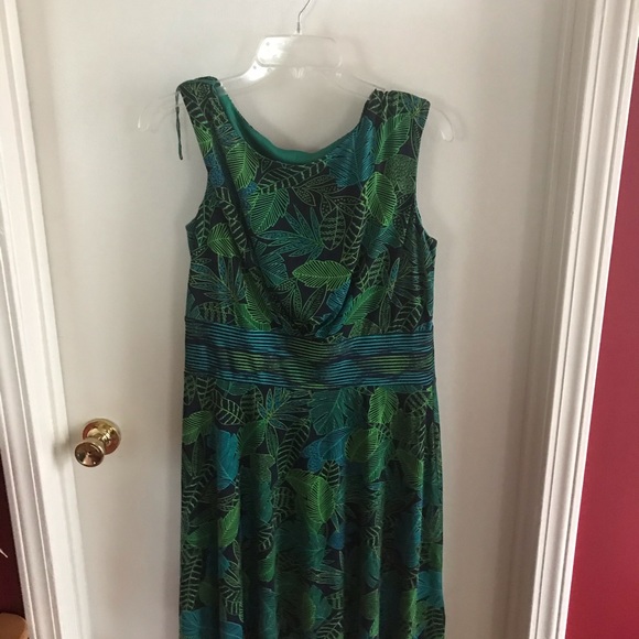 London Times green dress with leaf print - Picture 3 of 3
